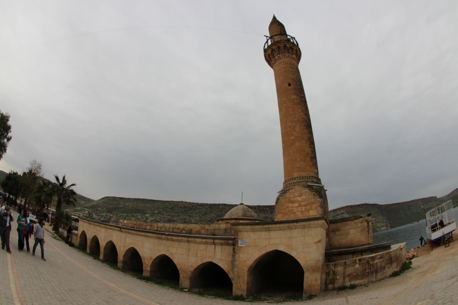 Halfeti’de Fırat üzerinde sular altındaki tarihi cami
