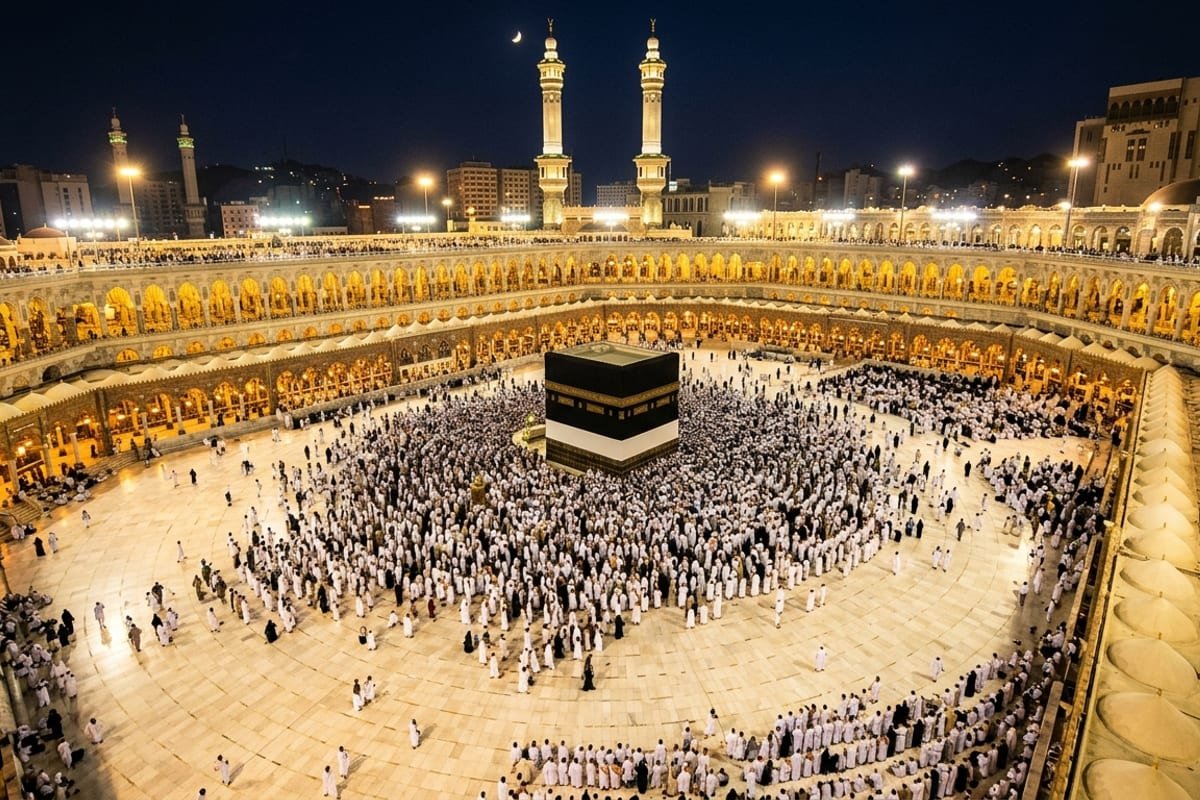Mescid-i Haram'da Kâbe etrafında tavaf eden umreciler